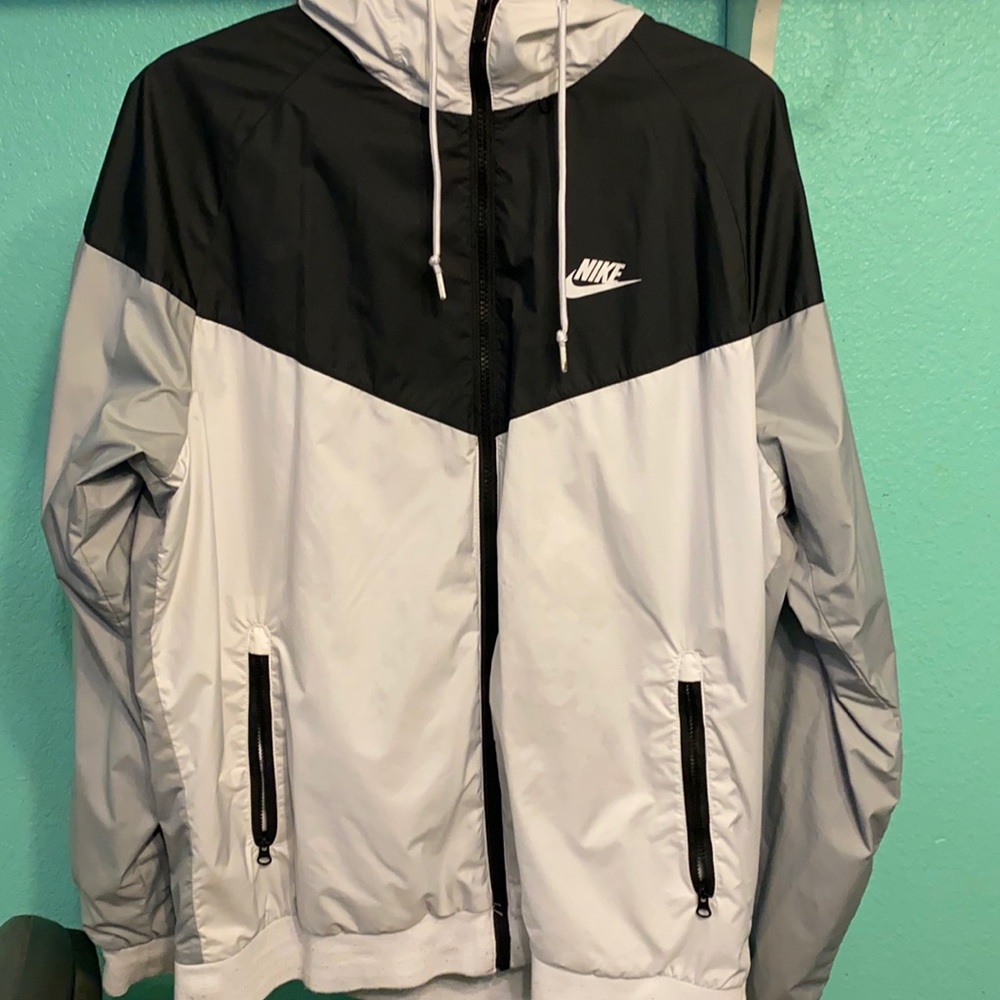 nike wind breaker size large. Fits medium/large.